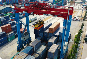 Containerhafen mit Portalkran aus der Vogelperspektive